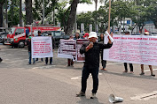 Puluhan massa dari Komite Aksi Penyelamat Lingkungan melakukan aksi damai di kantor Gubernur Sumsel.