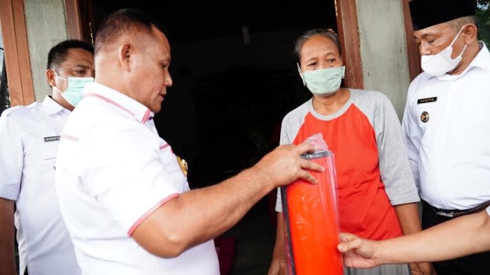Bupati Nanang Bantu Korban Rumah Rusak di Tanjung Bintang