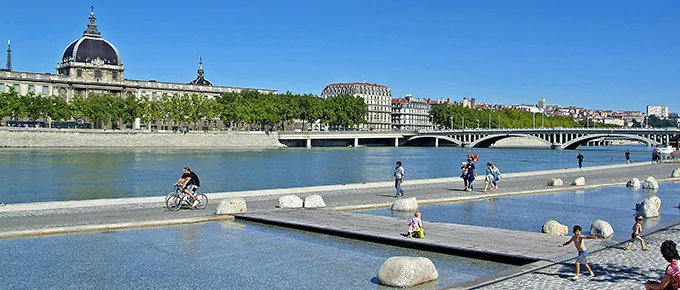 Berges du Rhône face à l'hôtel Dieu