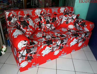 Sofa bed inoac dengan  motif bunga manohara merah