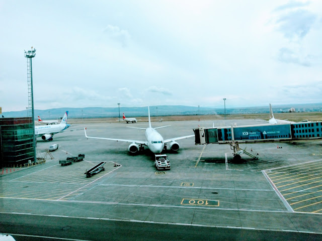 トビリシ国際空港滑走路と飛行機
