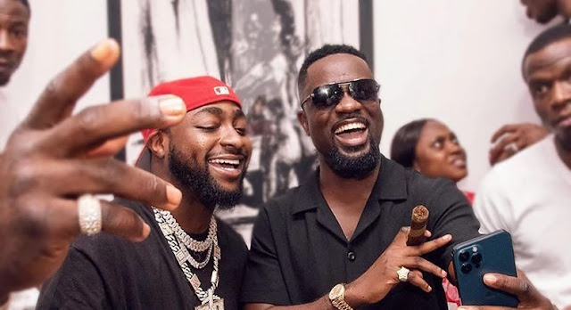 Sarkodie consola Davido após a trágica morte do filho
