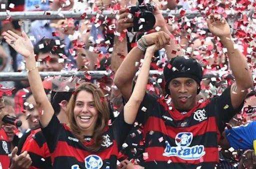 Ronaldinho is presented as Flamengo's new player