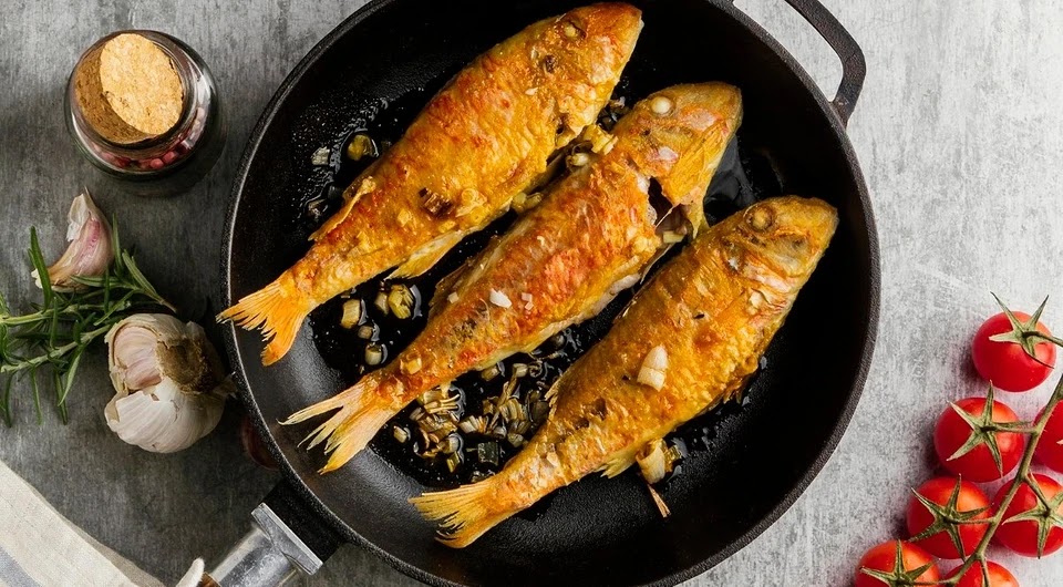 How to quickly and tasty cook fish in a pan: 7 recipes