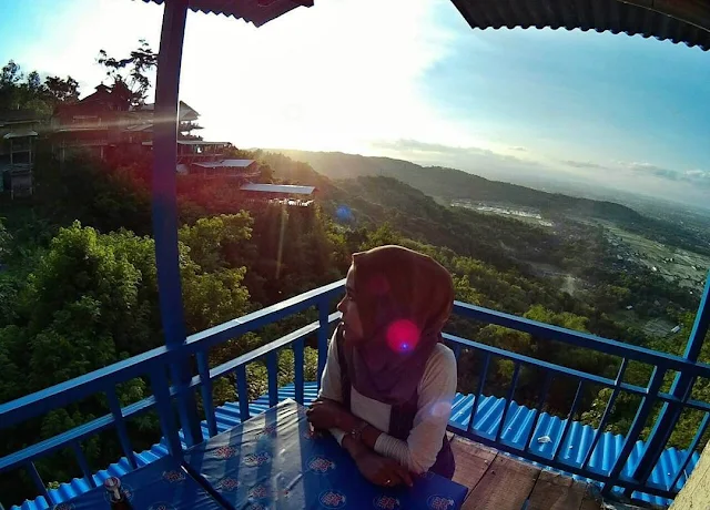 foto bukit bintang jogja di siang hari