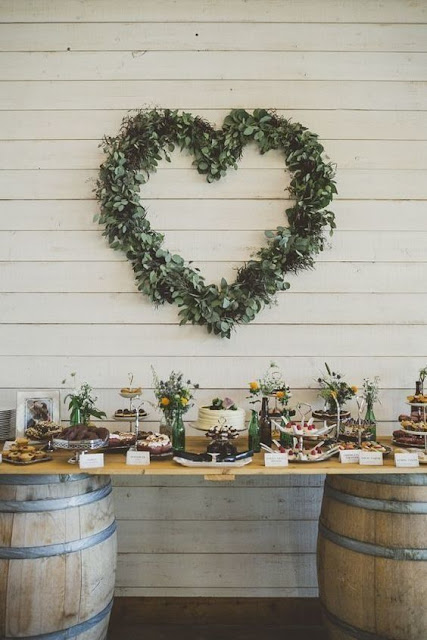 Mesa de dulces de estilo rústico con decoración vegetal