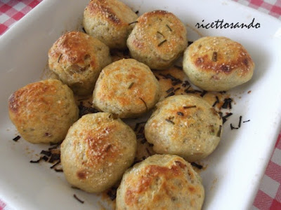 Canederli  o Knödel ricetta di gnocchi di pane al forno con burro e salvia