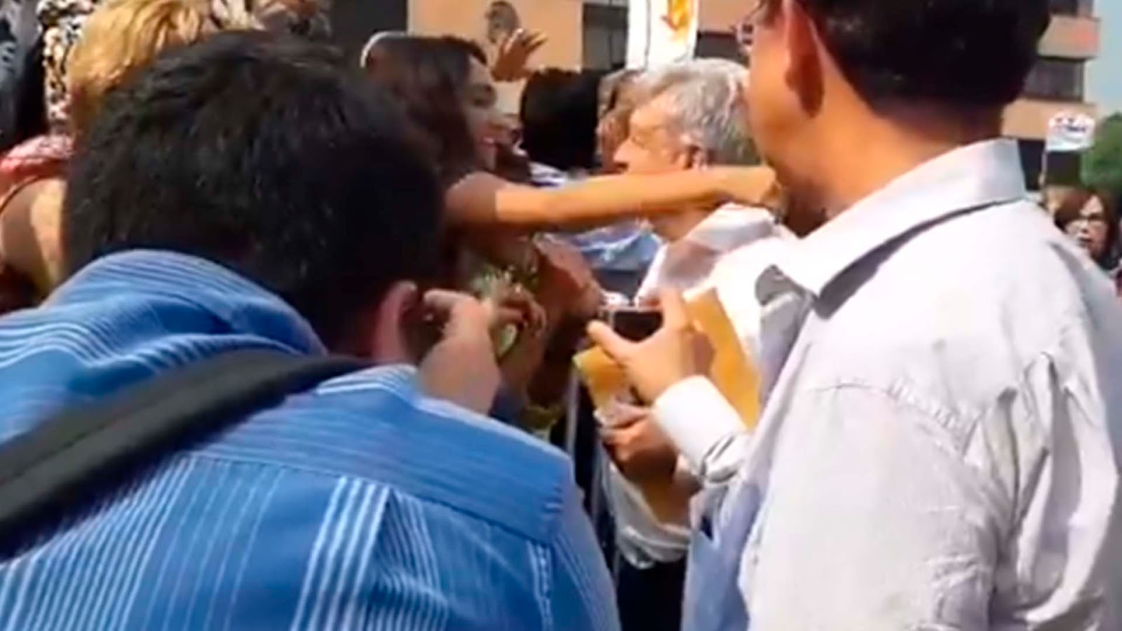 Con un tremendo beso reciben a AMLO en Azcapo (VIDEO)
