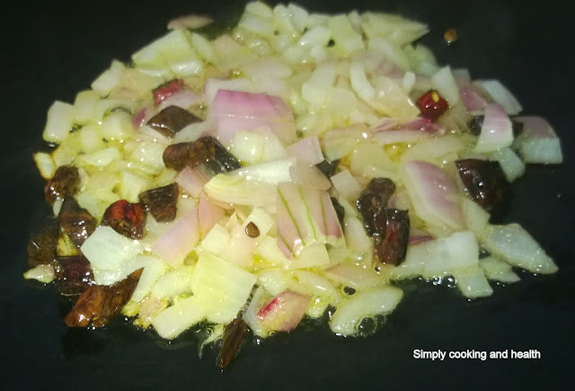 Frying dry chili and onion