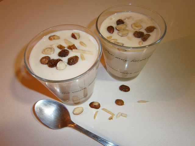 Copa helada de yogur y frutos secos.