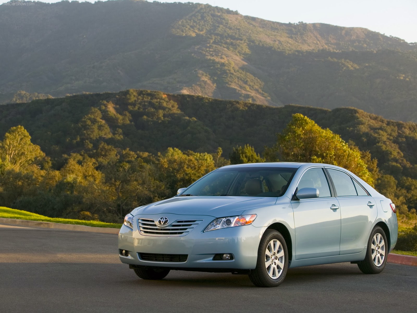 http://www.crazywallpapers.in/2014/02/hd-toyota-camry-pictures.html