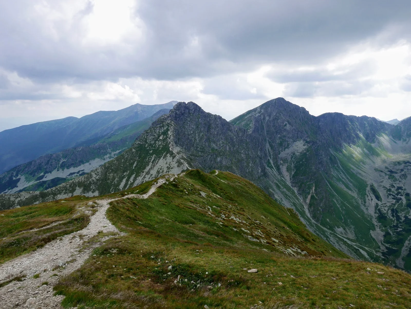 tatry, tatry zachodnie, tatry blog, tatry zachodnie blog, tatry słowacja, tatry słowacja blog, tatry dla początkujących, tatry dla zaawansowanych, szlaki w tatrach dla początkujących, szlaki w tatrach dla średniozaawansowanych, główna grań tatr, tatry zdjęcia blog, tatry latem, tatry latem blog, tatry opis szlaku, Salatín, Baníkov, Hrubá kopa, Plačlivé, Ostrý Roháč, Volovec, Rákoň, Salatyn, Banówka, Rohacz Płaczliwy, Rohacz Ostry, Wołowiec, Rakoń, Rohacka dolina, rohacki kon, orla perć tatr zachodnich, słowacka orla perć