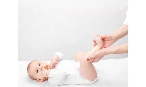 "تغيرات العظام في الأطفال والرضع: ما هي الأسباب وكيف تحدث؟"