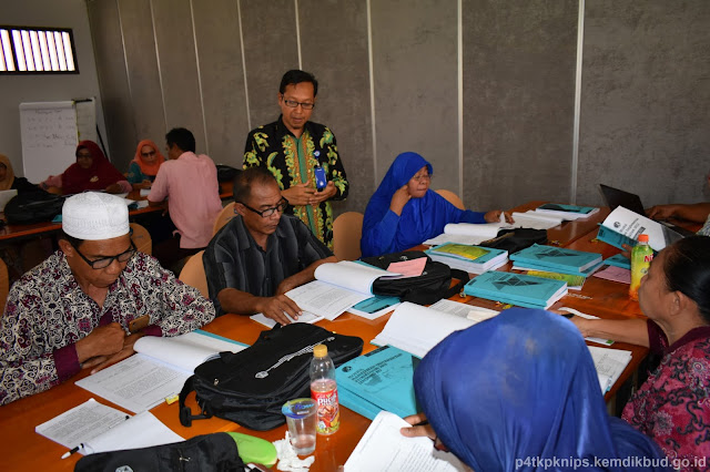 Pengawas sekolah peserta pelatihan K-13 sedang berkonsultasi dengan narasumber.