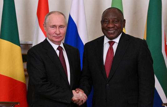 Tổng thống Nga Vladimir Putin (trái) và Tổng thống Nam Phi Cyril Ramaphosa tại cuộc gặp ở Saint Petersburg (Nga) ngày 17-6