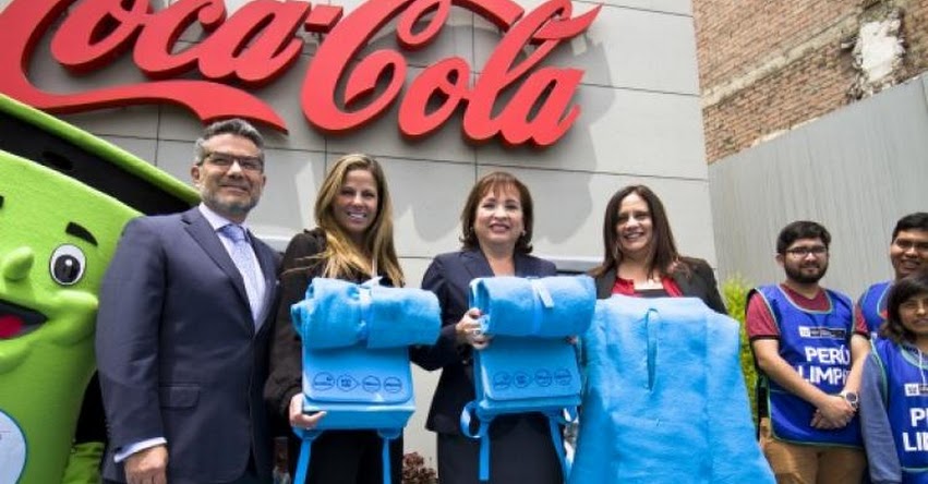 Empresas privadas reciclarán medio millón de botellas para hacer mochilas para escolares en Perú