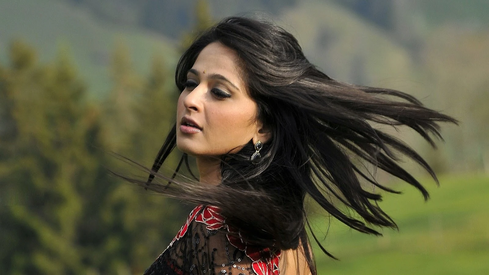 Actress Anushka Shetty Latest HD Wallpapers