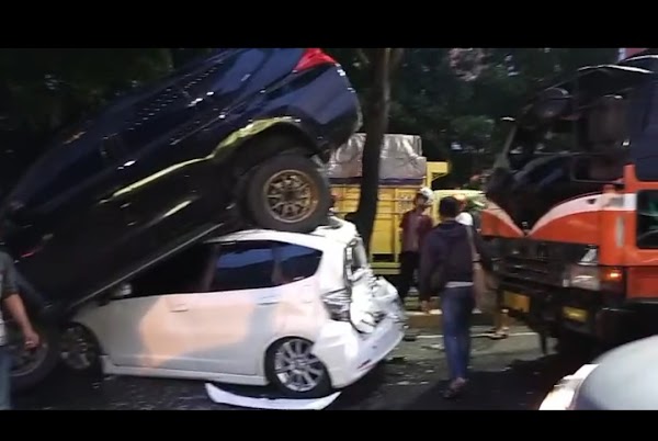 Kecelakaan Beruntun Lima Mobil di Ringroad, Pajero Terjungkal Timpal Honda Jazz
