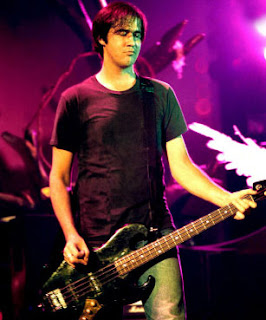 Holding the Guitar - Krist Novoselic