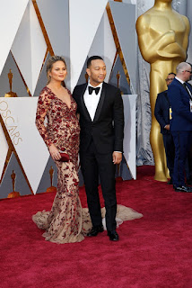 chrissy teigen ve john legend oscar kirmizi hali