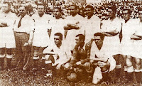 SEVILLA F. C. - Sevilla, España - Temporada 1934-35 - Fede, Bracero, Torróntegui, Campanal I, Segura, Alcázar, Tache y López; Euskalduna, Eizaguirre y Deva - F. C. SEVILLA 3 (Campanal I (2) y Bracero), C. S. SABADELL F. C. 0 - 30/06/1935 - Copa del Presidente de la República, final - Madrid, estadio de Chamartín - El F. C. SEVILLA gana su 1ª Copa de España