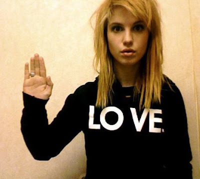 How old is Hayley Williams from Paramor She was born on Dec 27 1988 