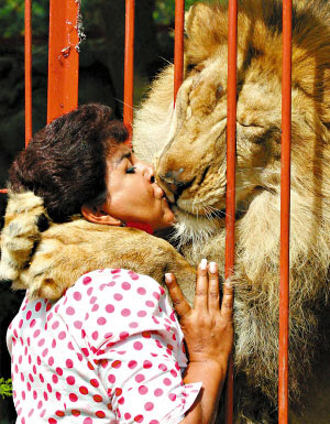 Coloumbian Ana Julia Torres kisses Lion Jupiter