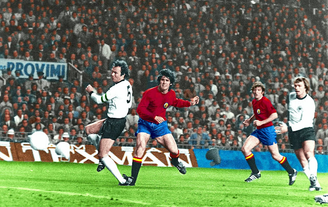 Santillana se anticipa a Beckenbauer para marcar el gol español. SELECCIÓN DE ESPAÑA 1 SELECCIÓN DE ALEMANIA FEDERAL 1. 24/04/1976. V Copa de Europa de Selecciones Nacionales Yugoslavia 1976, cuartos de final, partido de ida. Madrid, España, estadio Vicente Calderón. GOLES: 1-0: 20’, Santillana. 1-1: 60’, Beer.