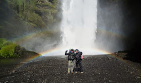 Frente-a-la-cascada-de-Skógar-con-el-arcoiris-de-fondo