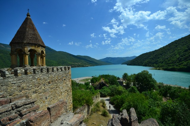 Pevnost a kostel Ananuri v Gruzii.