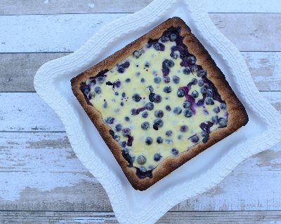 Finnish Fruit Tart (RahkaPiirakka) ♥ KitchenParade.com, here with blueberries, also try golden raisins, cherries, rhubarb and more. One Bowl. Press-in Crust. Super Easy.