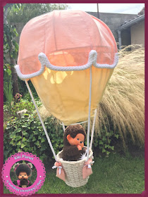 montgolfière la haut monchhichi kiki film  atterrissage amusement kiki heureux copain explorateur aventure Indiana jones film héros