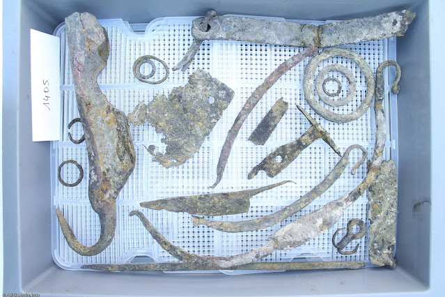 Σιδερένια αντικείμενα που ανακαλύφθηκαν στον πυθμένα του καναλιού (κλειδαριές, λαβές κάδου, μαχαίρι κλπ.) στο Thérouanne (Pas-de-Calais) το 2023. [Credit:Inrap]