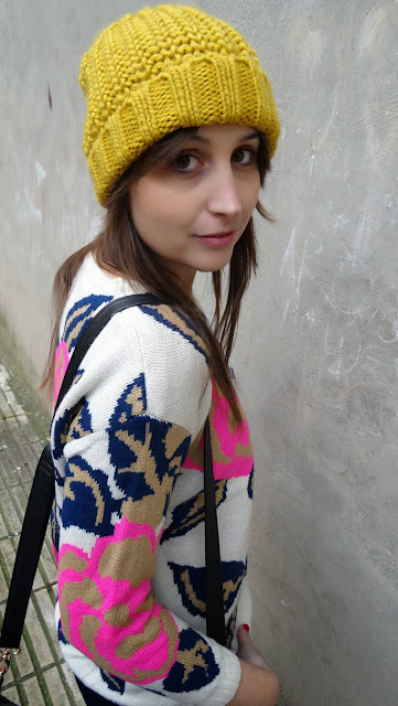 Ponle color al invierno con un jersey de tricot de flores de Sheinside, gorro de Stradivarius y botas de ugg australia