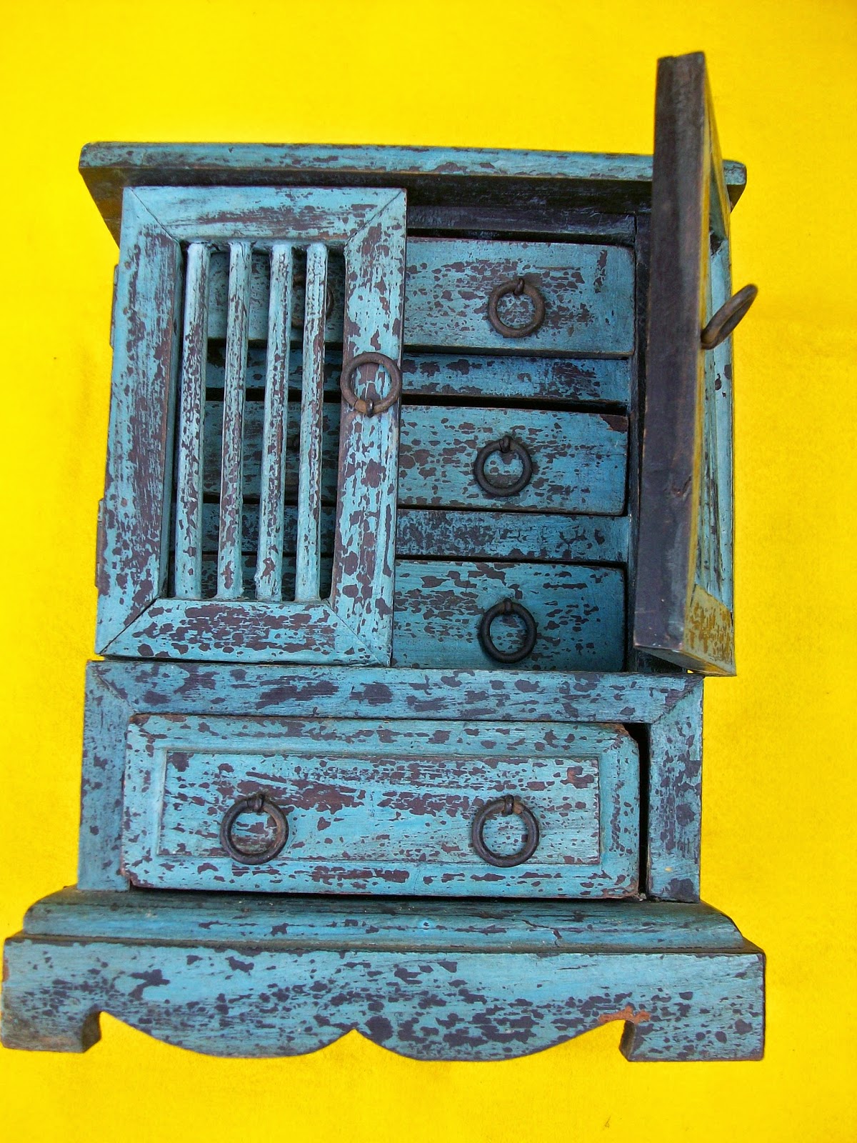 serba vintage Lemari kayu antik berukuran mini minat 