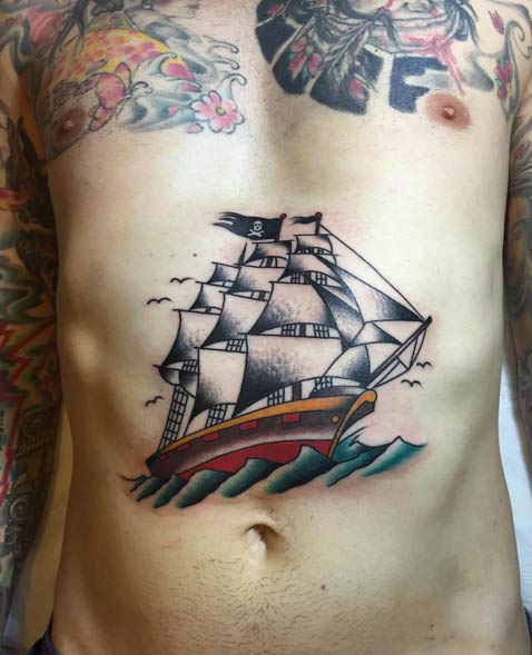 Ce néo traditionnelle de bateau de pirate de tatouage