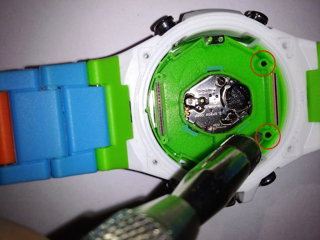 Здесь виден кварцевый механизм часов с батарейкой и токопроводящие резинки.