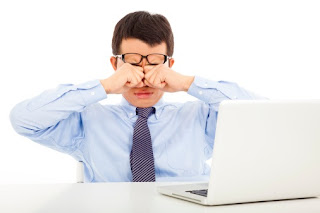 Bị stress trong công việc cũng khiến mắt bị đau mắt, nhức mỏi, mờ mắt