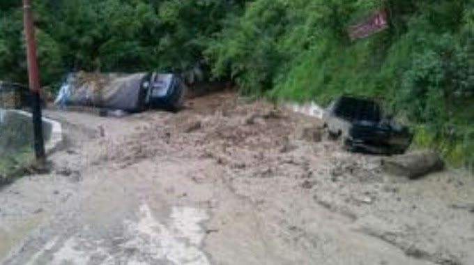Hindari : "Akses Jalan ke Parapat Longsor Lagi"