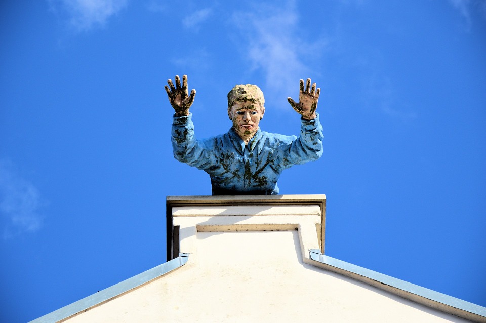 Grande marionnette sur le toit avec le buste qui dépasse seulement