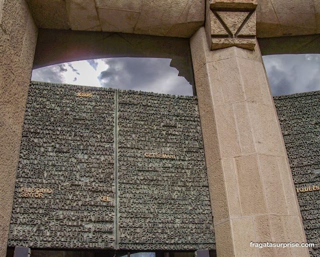 Porta da Caridade, na Fachada da Natividade da Sagrada Família em Barcelona