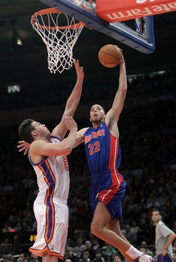 derrick rose poster dunk. derrick rose dunking on dragic