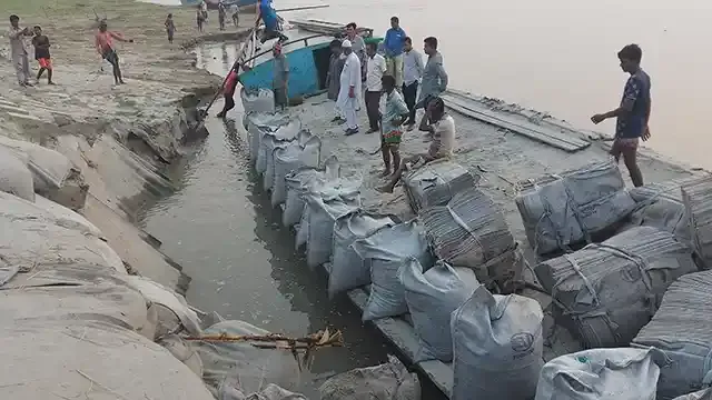 ইসলামপুরে যমুনার বাম তীর সংরক্ষণ বাঁধে ভাঙ্গন রোধে ডাম্পিং শুরু