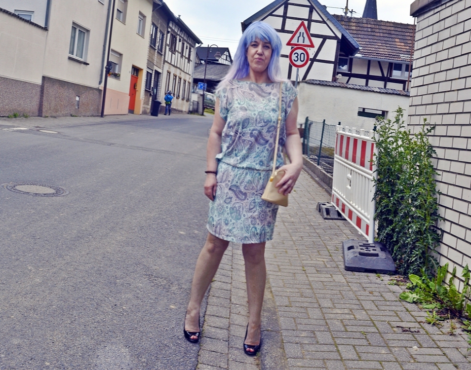 Outfit Photoshoot Mintfarbenes Paisley Print Sommer Kleid Outfitphoto 