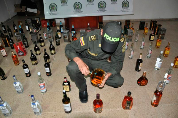 Asegurados siete policías que escoltaban camiones con licor adulterado