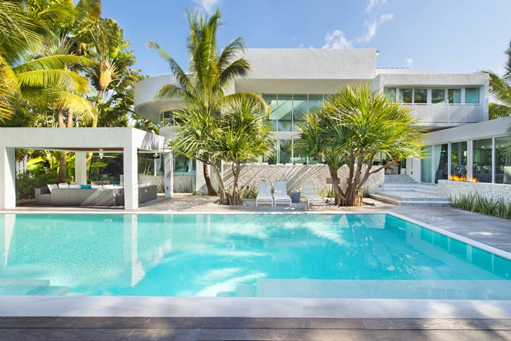 Swimming pool of Modern mansion in Miami