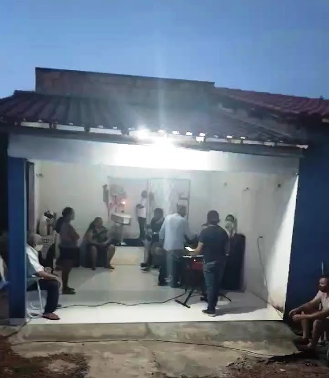 Família coloca música ao vivo em velório de mulher em cidade do norte do Piauí