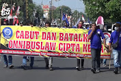 Tuntut Kenaikan Gaji, Puluhan Buruh Demo Kantor DPRD Jombang