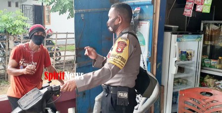 Bhabinkamtibmas Laguruda Polsek Mapsu Polres Takalar, Sambangi Warga Ditengah Covid-19