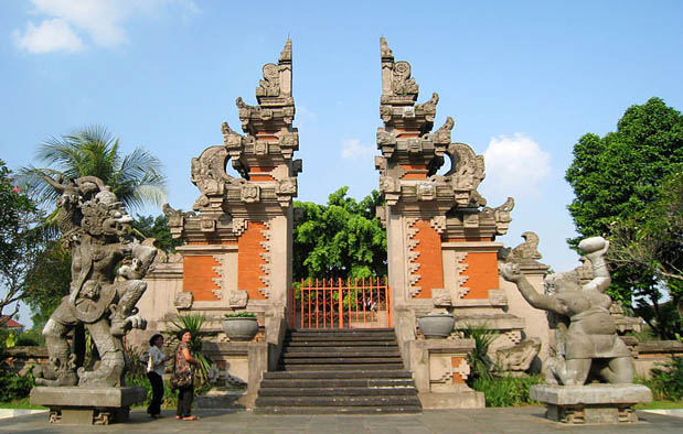  Rumah Adat Bali Gapura Candi Bentar Gambar dan 